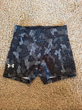 Under Armour Women’s Gray & Black Camo Bike Shorts